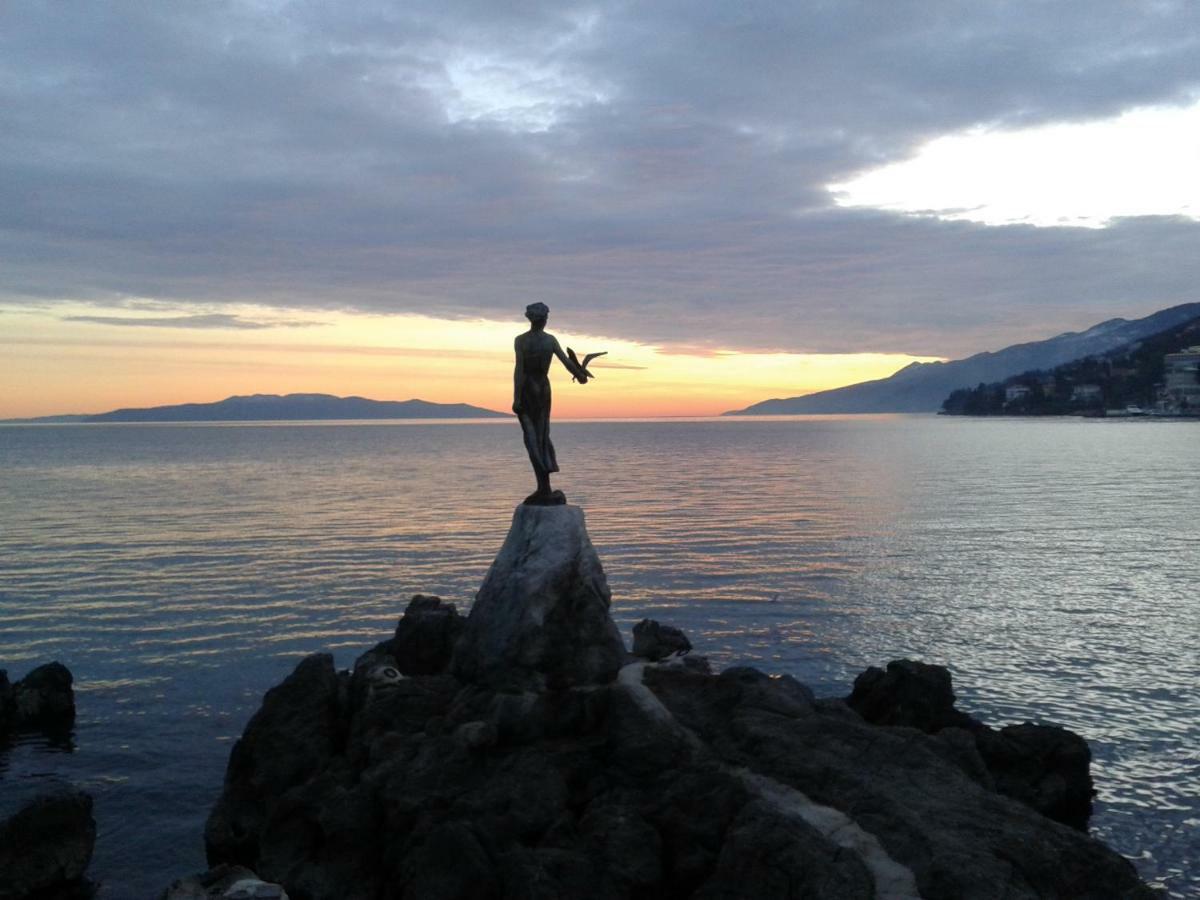 Studio Apartment Vanna - 1St Row To The Sea Opatija Dış mekan fotoğraf
